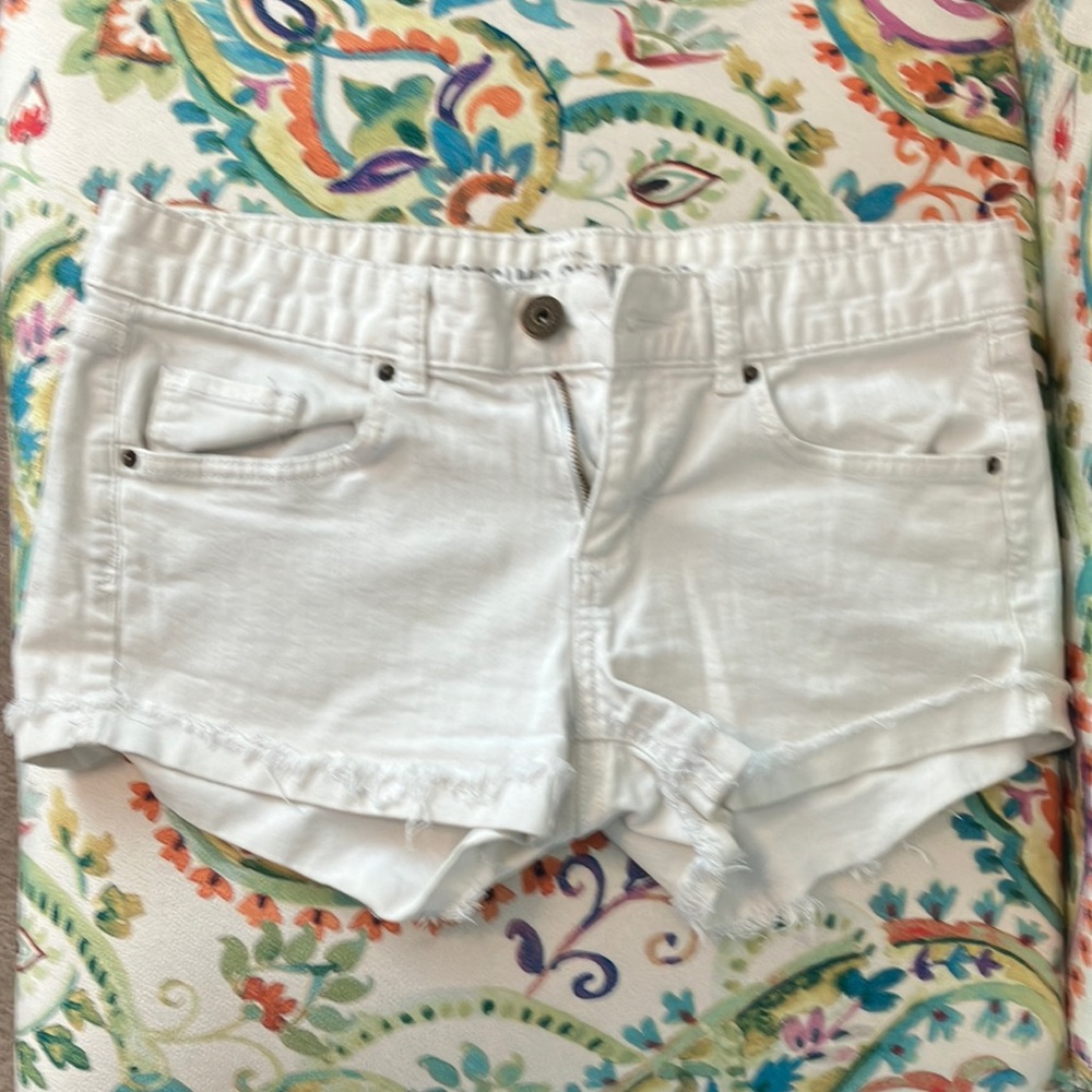 MOSSIMO SUPPLY CO White Jean Shorts: USED Size 6